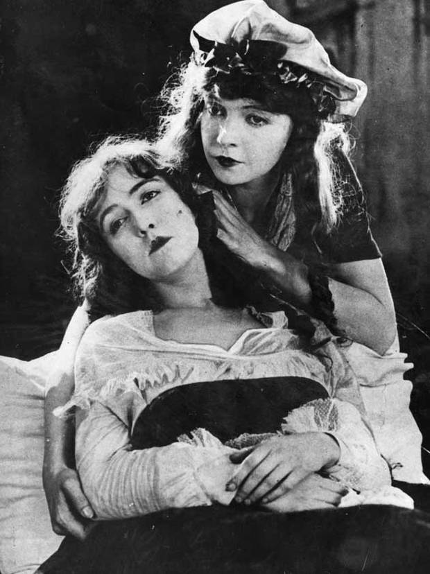 Dorothy Gish and Lillian Gish | French postcard by Cinémagaz