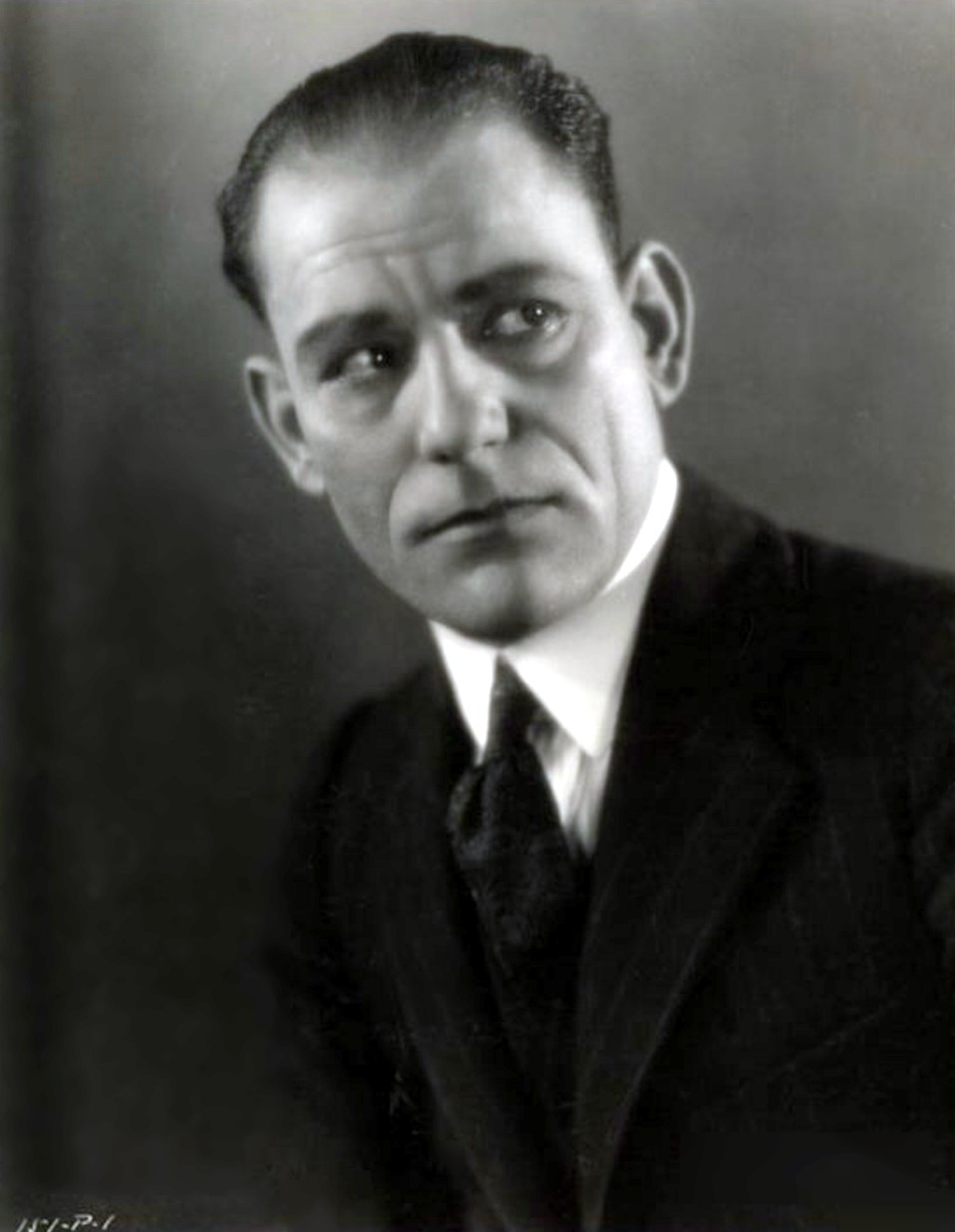 Lon_Chaney_by_Clarence_Sinclair_Bull_R1